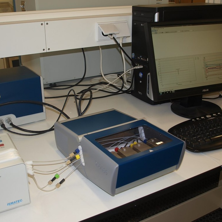 Quartz crystal microbalance Q-Sense E4 (Biolin Scientific)