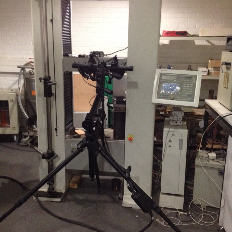 Máquina universal de ensaios mecânicos Shimadzu AG-50kN