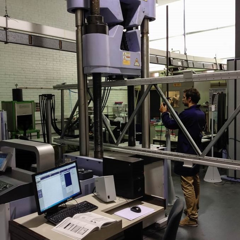 Máquina universal de ensaios mecânicos Shimadzu UH-FX1000 kN