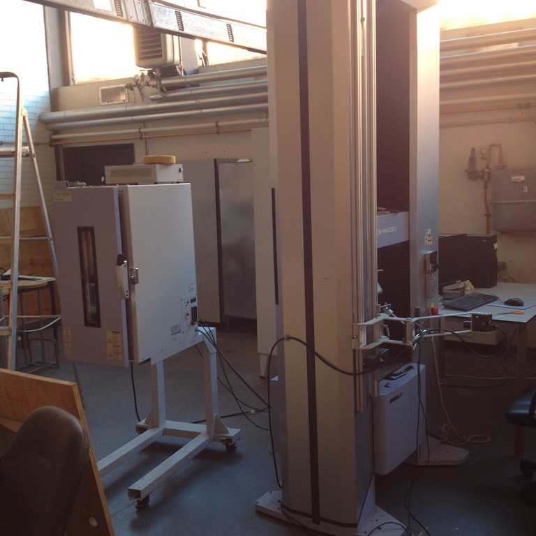 Máquina universal de ensaios mecânicos Shimadzu AGS-X 100kN